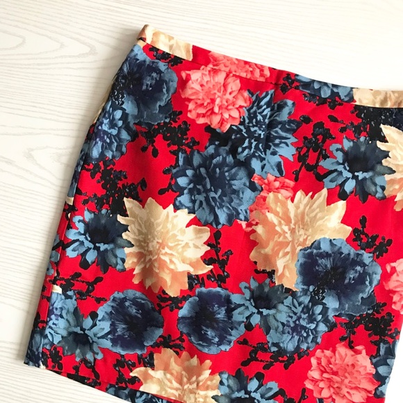 SOLD❤️Talbot Red Floral Pencil Skirt Knee Length - Picture 3 of 8